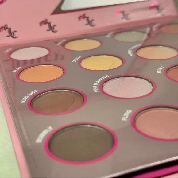 Juicy Couture Valentines Eyeshadow Palette 16 Shades - Picture 3 of 9